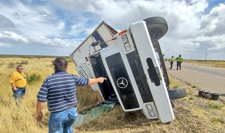 El viento hizo volcar un camión en la doble trocha a Madryn