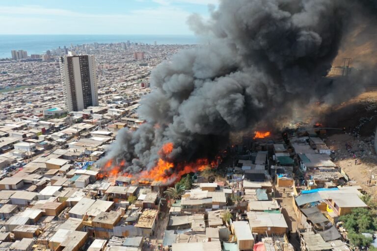 Chile: un incendio arrasó con 40 casas en un barrio carenciado de Iquique