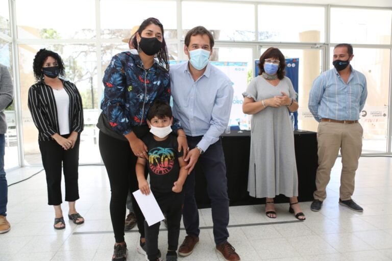 Luque entregó subsidios a 17 murgas de la ciudad