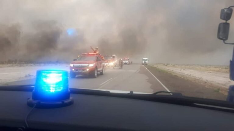 Evacuaron a las personas aisladas en Pirámides por el incendio de campos
