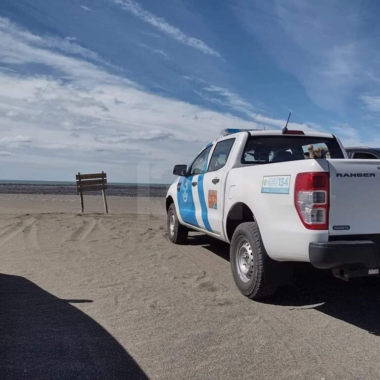 Un docente se metió al mar a usar su nuevo bote inflable y desapareció