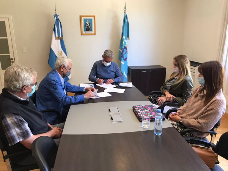 Firmaron contrato para la construcción de 37 viviendas en Palazzo