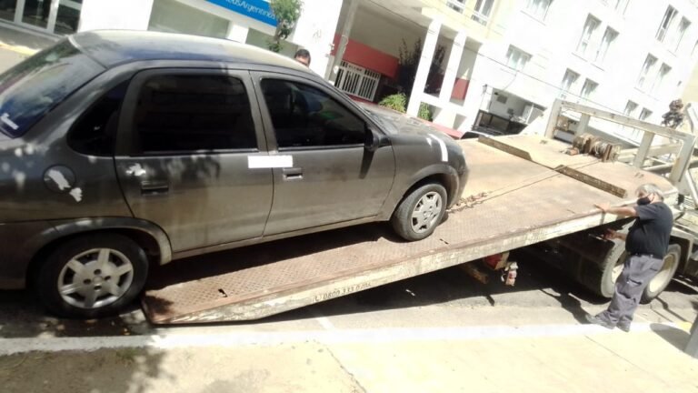 Consumían bebidas alcohólicas en plena Rivadavia y le secuestraron el vehículo