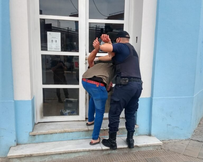 Tras una pelea, lo fueron a entregar a su familia y tenía prohibición de acercamiento