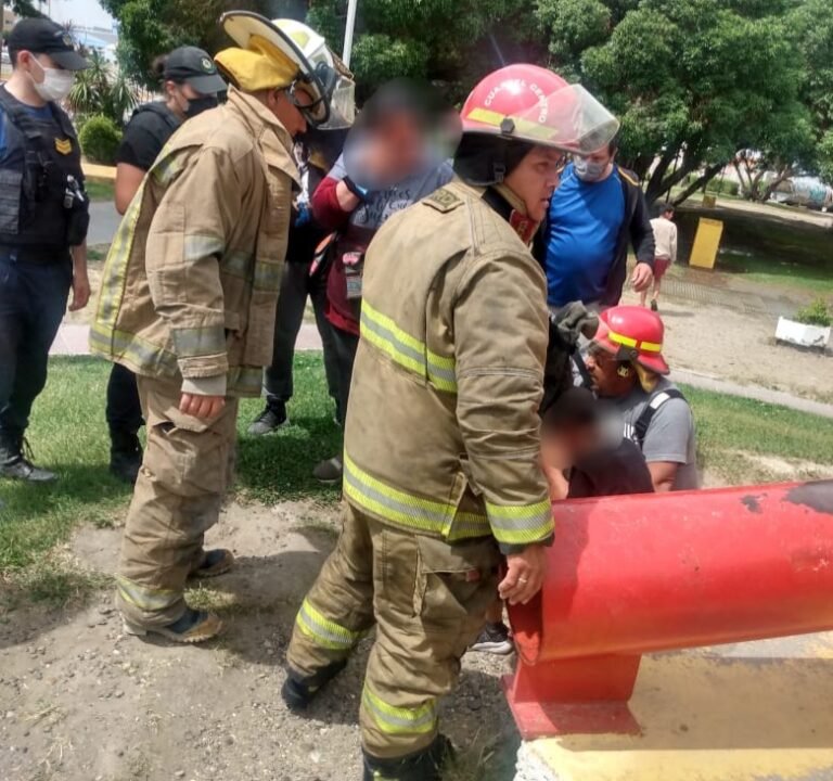 Policías y bomberos auxiliaron a un nene atascado en un monumento
