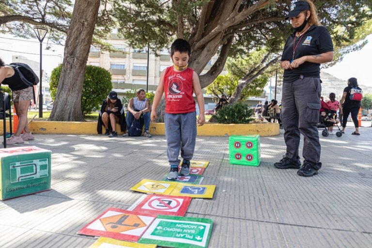 Jornada de educación vial infantil y vacunación en la plaza San Martín