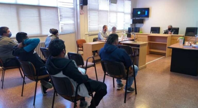 Fueron condenados por “querer sacar” del barrio a un preso con arresto domiciliario