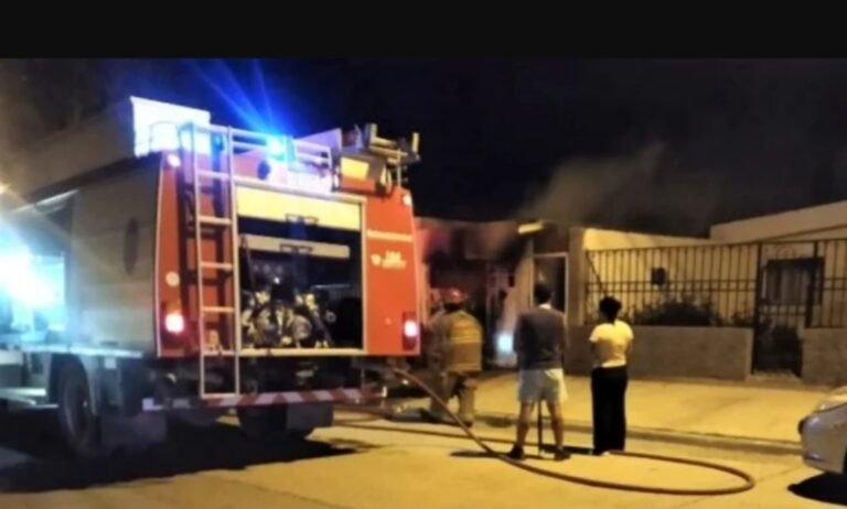 Discutieron, lo encerró en una pieza, lo encadenó y lo prendió fuego