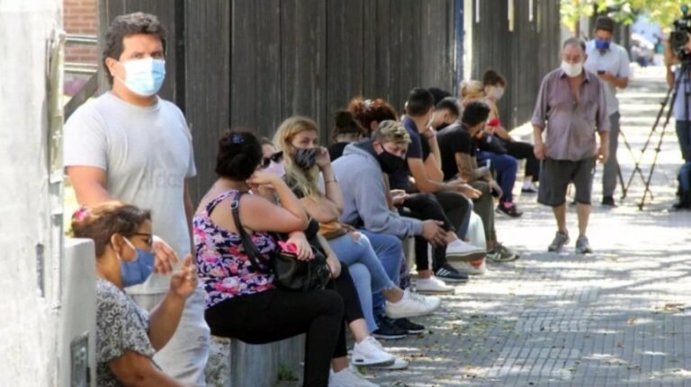 Por la espera para testearse, hay personas que cobran por hacer la fila para los hisopados