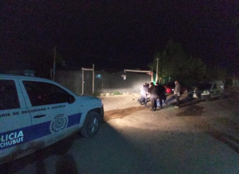 Con un cuchillo clavado en la cabeza persiguió y detuvo a cuatro delincuentes
