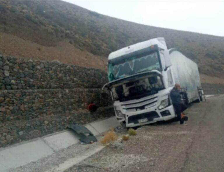Intentaron robar barriles de cerveza a un camión que sufrió un accidente