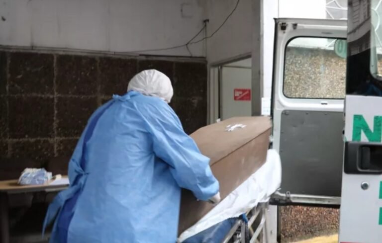 Hallan siete cadáveres en descomposición en la morgue de una clínica