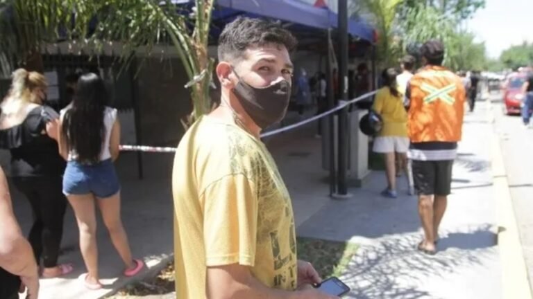 “Peor es robar”: está desempleado y cobra por hacer fila en centros de hisopados