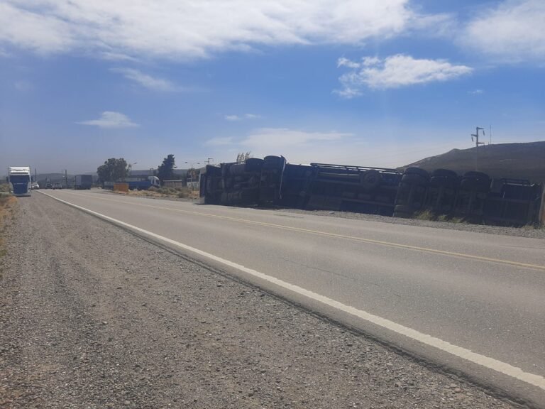 Volcó un camión por las ráfagas de viento al ingreso de Astra
