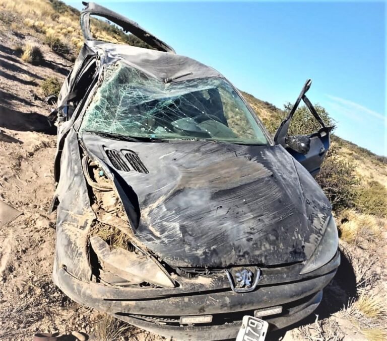 Vuelco en Ruta 3: Un auto destruido y tres heridos leves