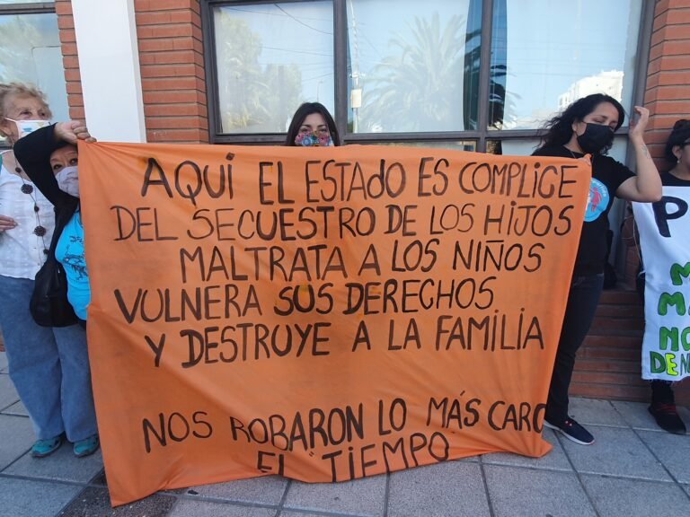 No pueden ver a sus hijos y denuncian a las juezas de familia