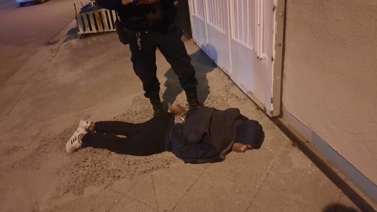 Cortaba cables en un poste de luz, al descubrirlo intentó huir