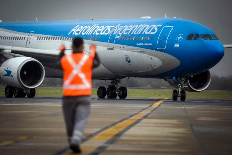Por una medida gremial Aerolíneas reprogramó más de 100 vuelos
