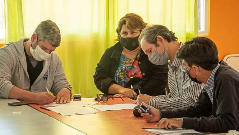 El Gobierno mejoró la oferta y la reunión con gremios docentes continuará el jueves