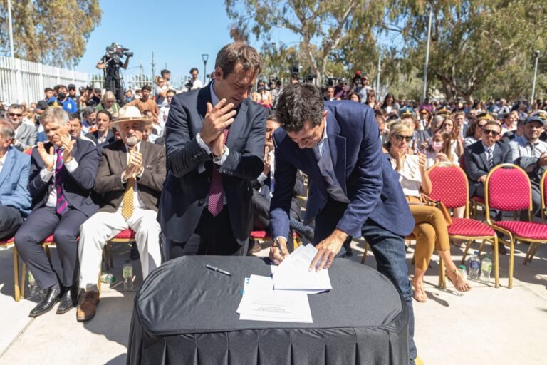 La Municipalidad firmó el convenio para la red cloacal del barrio Gesta de Malvinas