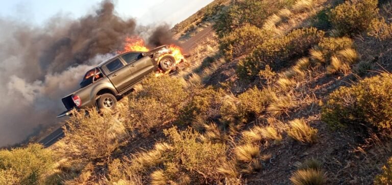 Circulaban por Ruta 3 y se les incendio la camioneta en pleno viaje