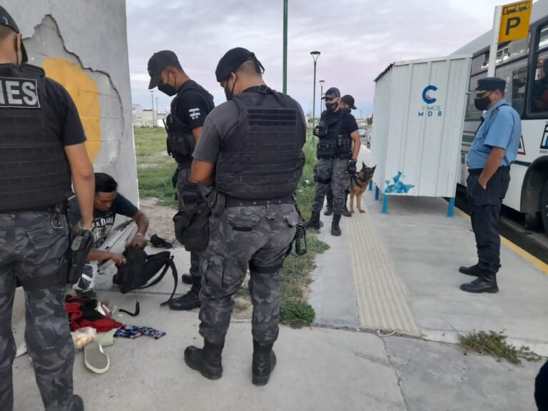 Lo detuvieron en el colectivo por tener pedido de captura