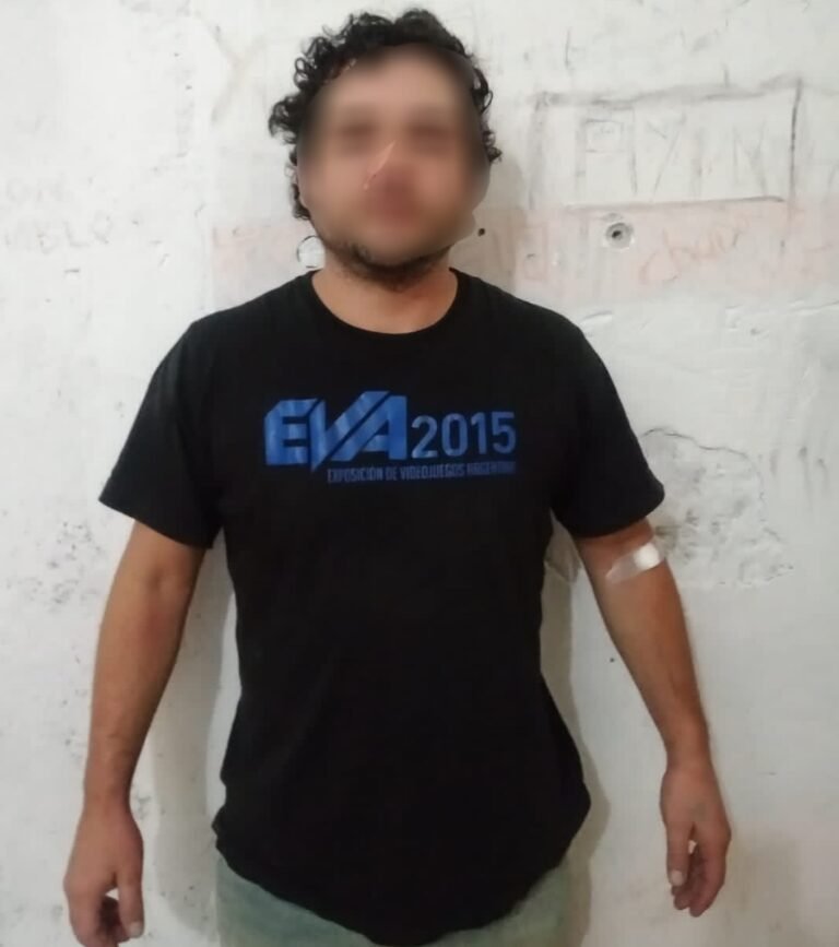 Borracho tiró por las escaleras a una policía y mordió a otro efectivo