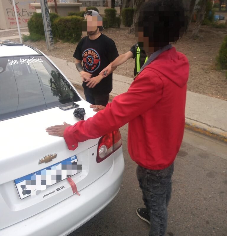 Los detuvieron en un control de tránsito y encontraron drogas