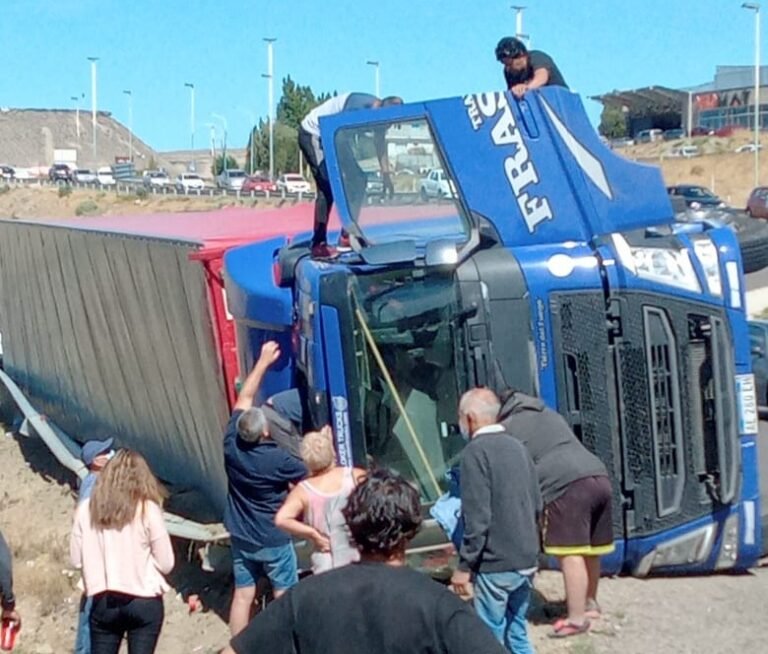 Volcó un camión y el conductor quedó atrapado