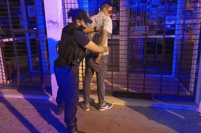 Detenidos por llevar dos perfumes sin pagar