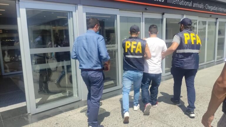 Expulsaron al ciudadano extranjero acusado por femicidio en su país y abuso sexual en ciudades patagónicas