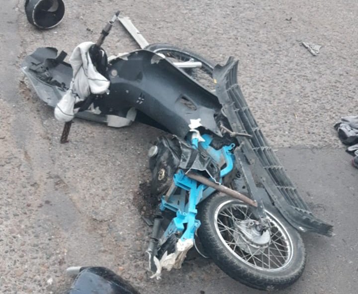 Dos lesionados tras un choque entre una moto y un auto
