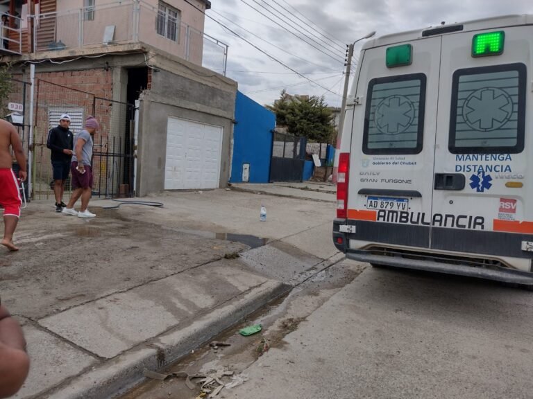 Estaba con sus amigos, llegó su mujer y lo apuñaló