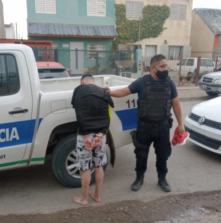 Policías auxiliaron a una mujer que era golpeada por su hijo