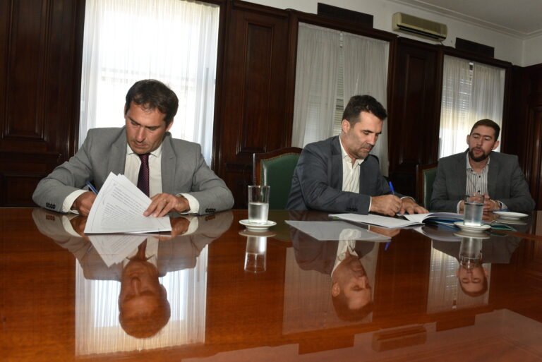 La firma de obras de energía beneficiara a casi 600 familias