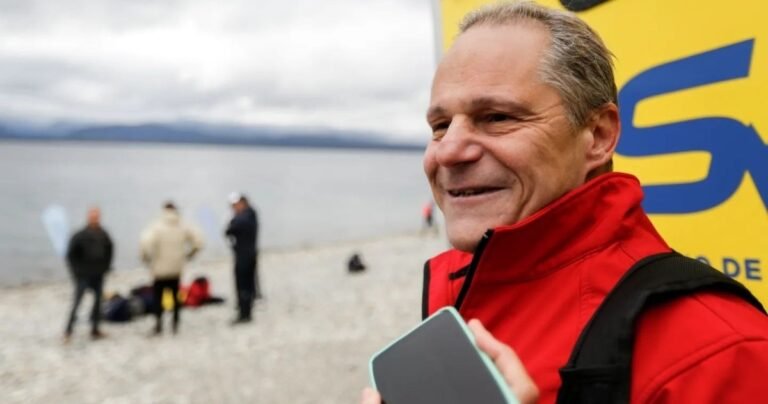 Nadó durante 6 horas en el lago Nahel Huapi sin protección térmica