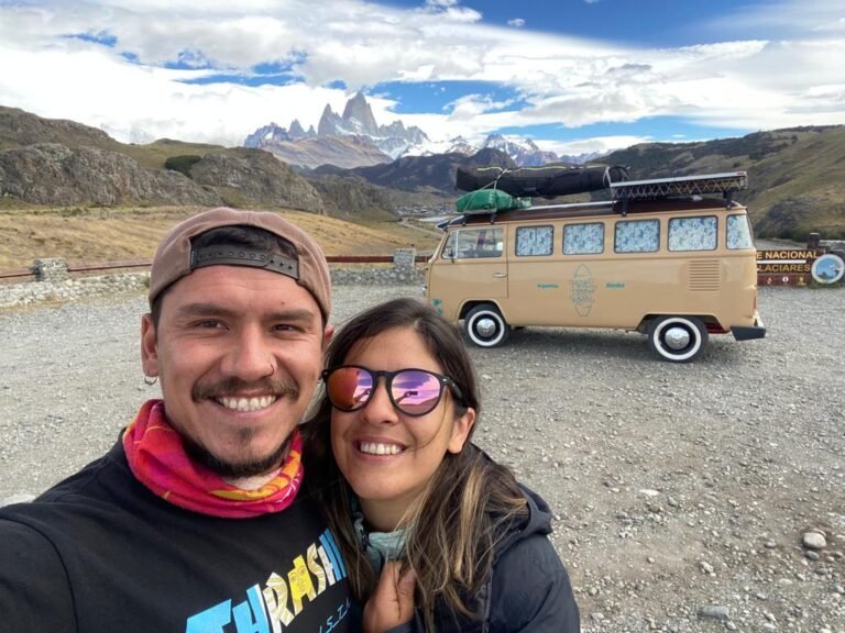 Transformaron su combi en motorhome, y recorren el país