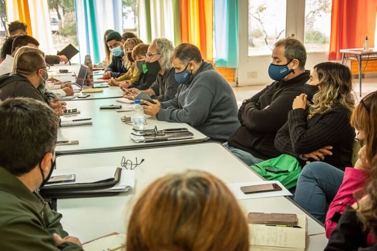 Tres gremios docentes acordaron pero ATECH no y habrá paro en el comienzo de clases