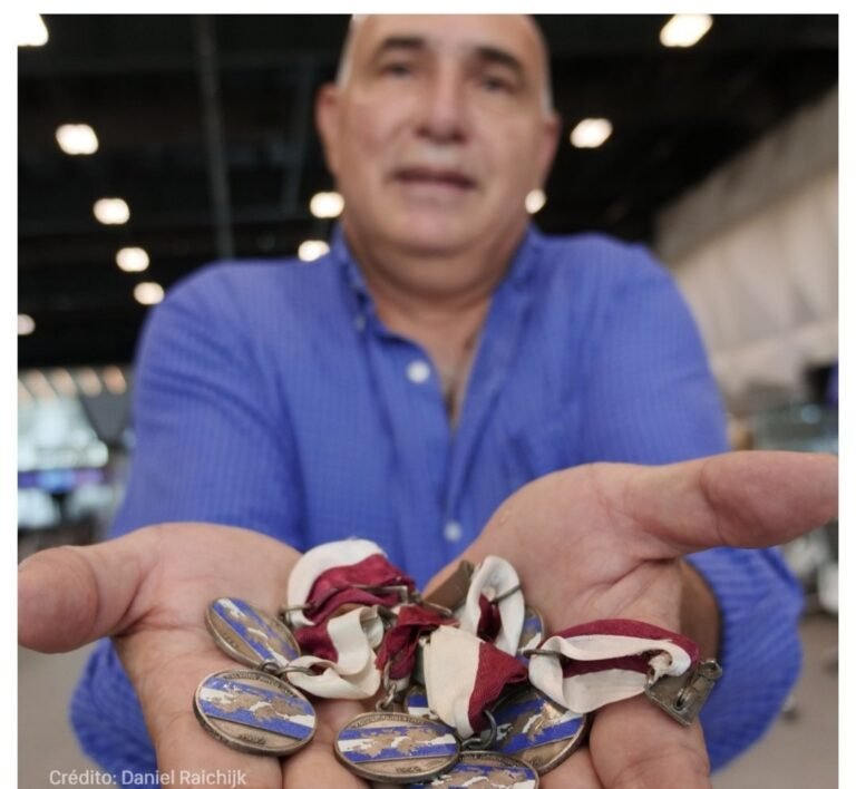 Encontró siete medallas de Malvinas y ahora busca a los excombatientes para devolvérselas