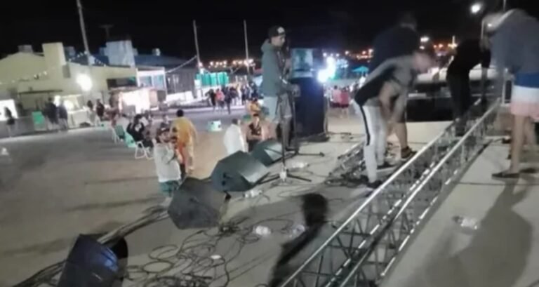 Dos músicos hospitalizados tras ser golpeados por una estructura de luces