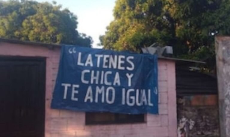 Insólito pasacalle por San Valentin “La tenes chica y te amo igual”