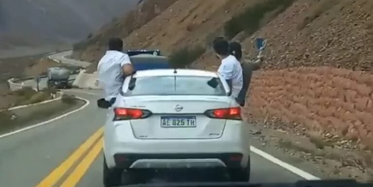 Por una selfie, cuatro turistas brasileños casi ocasionan un accidente