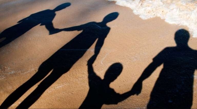 Un juez respetó los deseos de un nene y permitió que tenga el apellido de su mamá y de sus dos papás