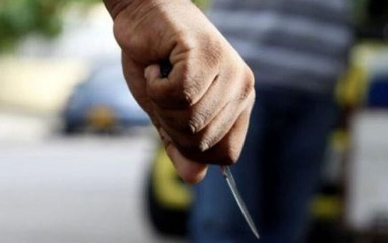 Llevaron al Periférico a un herido de arma blanca y dañaron la puerta de ingreso