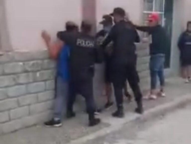 Policías agredidos tras intentar identificar a unos trapitos