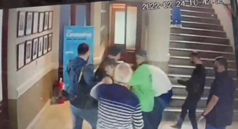 Pelea en los pasillos del municipio de Trelew