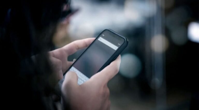 Fue a enchufar el celular y murió por una descarga eléctrica