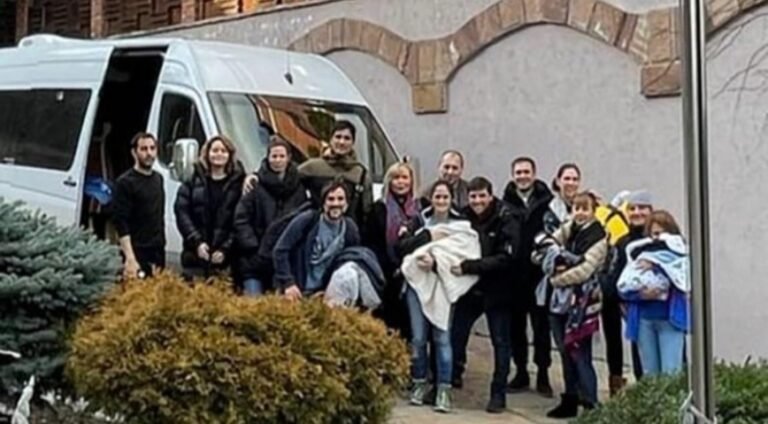 Lograron sacar de Kiev a las familias argentinas con bebés de vientres subrogados
