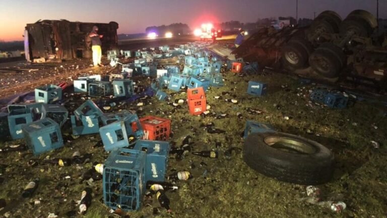 Tensión y caos al querer robar las cervezas de un camión luego de un choque múltiple
