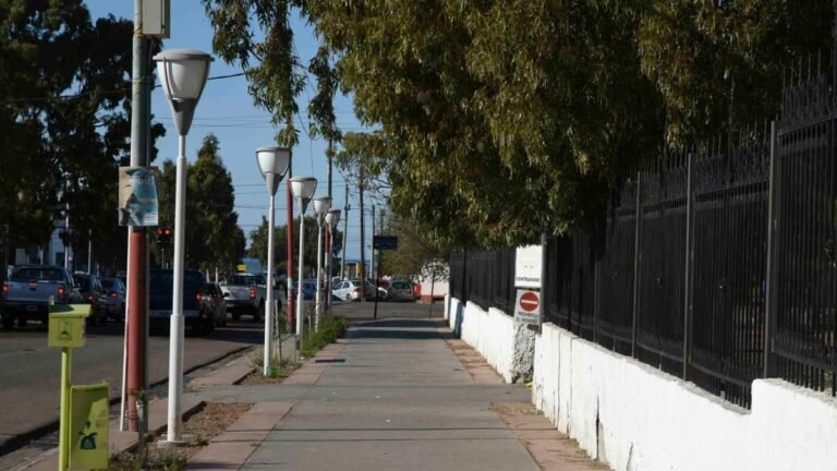 Un hombre con casco acosa a mujeres en el Liceo